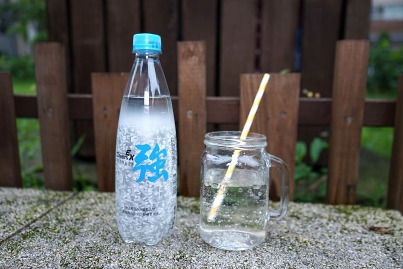 Cheers新品「EX強氣泡水」這透明的瓶身，配上大大的「強」字，這樣有點俗的包裝，卻莫名的深得人心~（笑）
