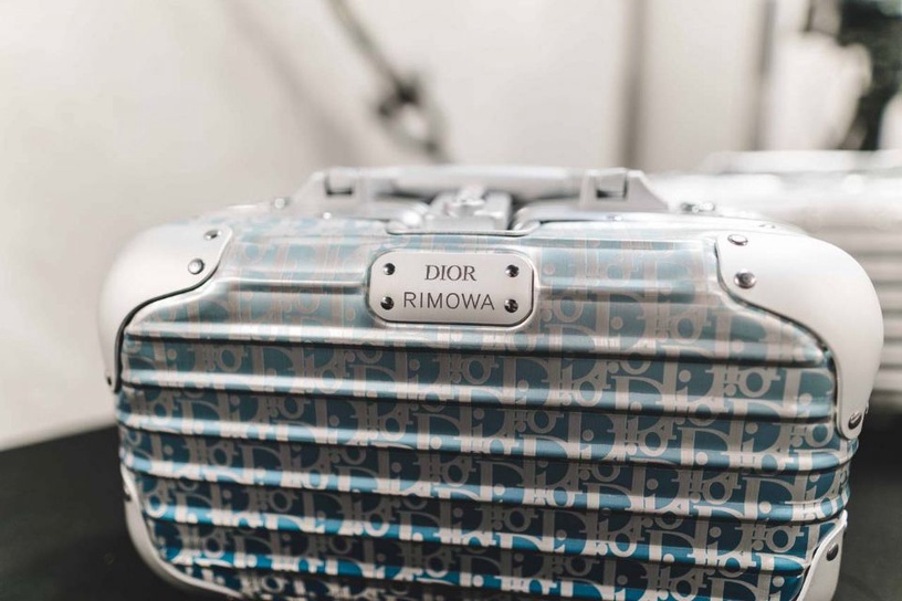 RIMOWA x DIOR首度聯名推出壓紋行李箱,背包、手拿包、登機箱通通有!