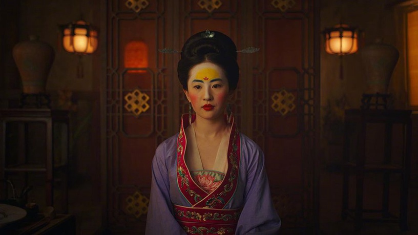 《花木蘭》中劉亦菲為了相親穿女裝、化大濃妝，這個妝容出現正反兩極評價，小編是覺得滿好看的，主要是劉亦菲人美怎樣的好看。