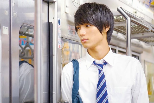 日本人氣男星福士蒼太新片《閃爍的愛情》開發出新招「捲袖」。圖／龍祥電影