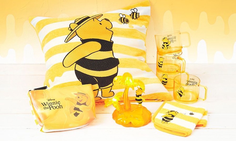 日本迪士尼今年8/3蜂蜜日推出「小熊維尼蜜蜂系列」周邊，靈感主要來自「小熊維尼蜂蜜之歌」，一系列超可愛的維尼來襲，維尼控要小心荷包啦！