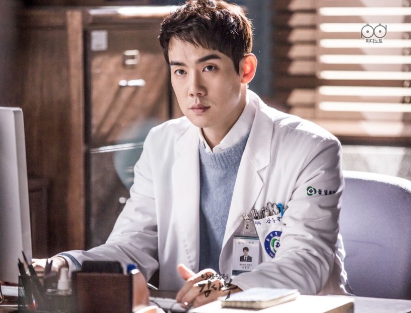10位韩国男星穿上医师袍,池晟专业感满满,李栋旭清