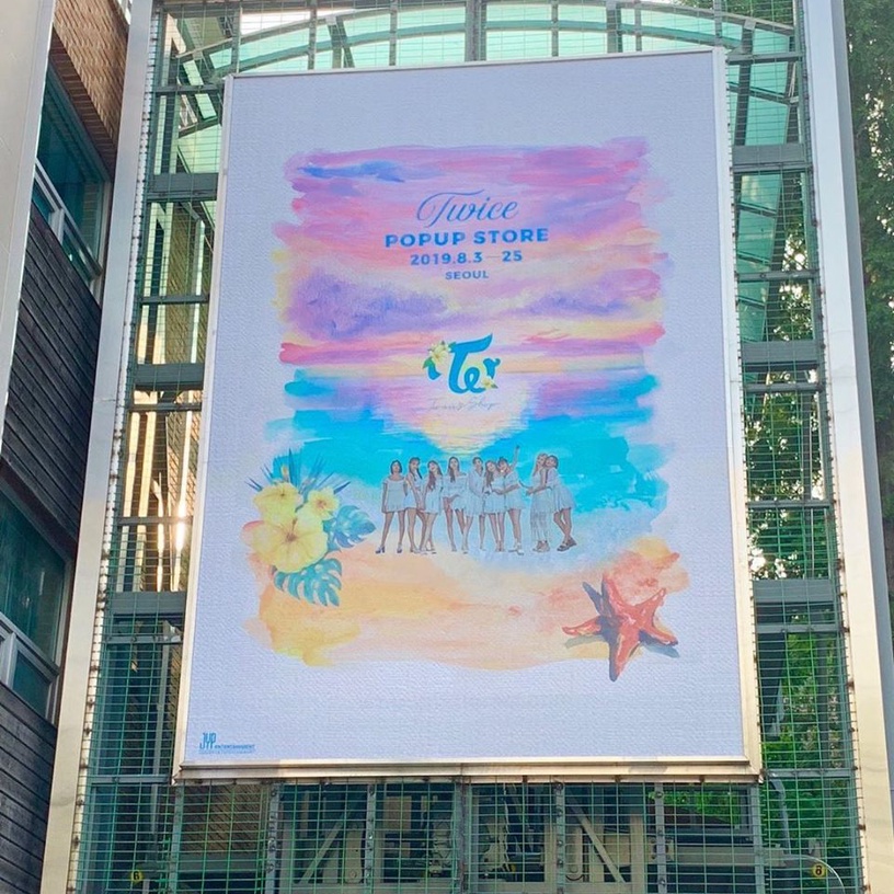 夏日限定!TWICE快閃店開幕拉,34種周邊商品、超大偶像立牌...等等,快找你最愛的愛豆近距離拍照吧!