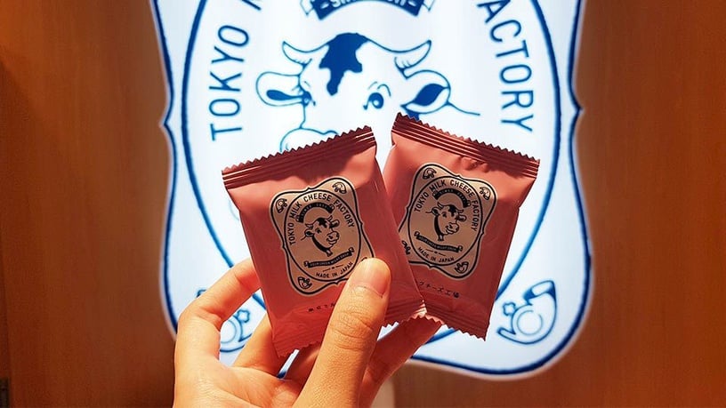 去日本旅遊一定會帶回台灣的東京人氣伴手禮「東京牛奶起司工坊」，自從去年來台灣在微風南山成立了第一間門市後，十分受歡迎，人氣居高不下啊～這次「東京牛奶起司工坊」就要快閃台北東區「SOGO忠孝館」啦！並且帶來期間限定的「草莓奶茶起司夾心餅乾」，東區的上班族有福囉～