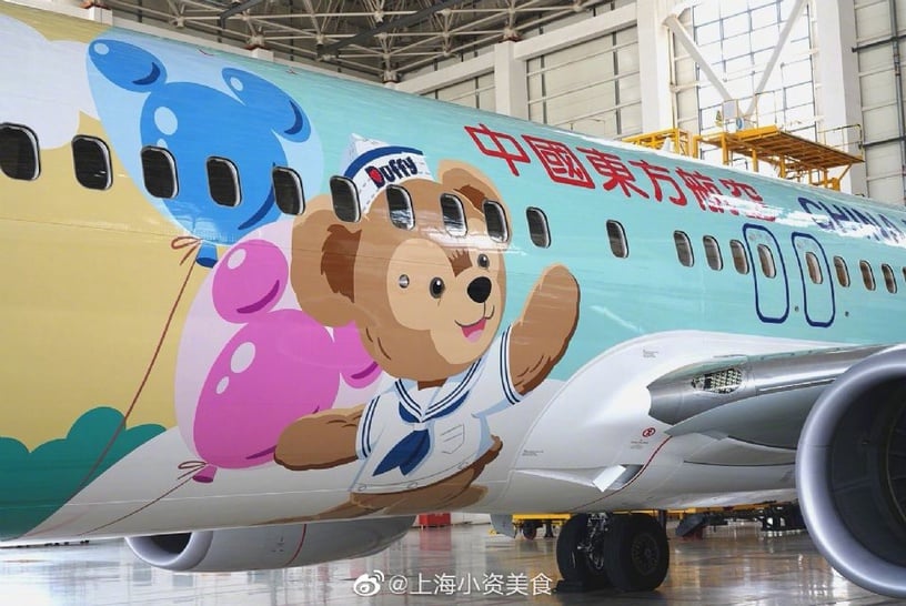 大家還記得迪士尼之前的玩具總動員彩繪機嗎？最近上海迪士尼又再次跟中國東方航空合作，推出第四架迪士尼彩繪機「達菲·聯萌號」啦～
