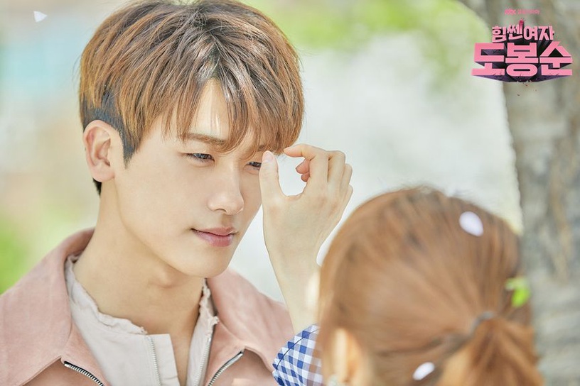 《原本以為只是手機掉了》任時完太會演!10位歌手出身的演員,IU、李昇基「影歌雙棲」