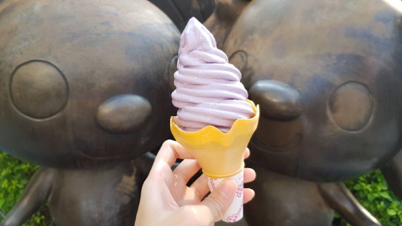7-11「芋香霜淇淋」季節限定！使用台灣國產芋頭的「芋香霜淇淋」，即日起7-11限時2個月販售～（右滑看更多價錢＆特價資訊）