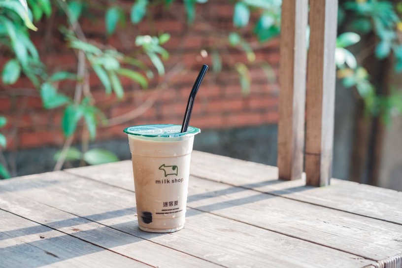 迷客夏「焙茶鮮奶系列」！選用日本京都的焙茶，還能再搭上花生＆仙草，國慶期間加碼第二杯半價～（右滑看更多內容＆特價資訊）