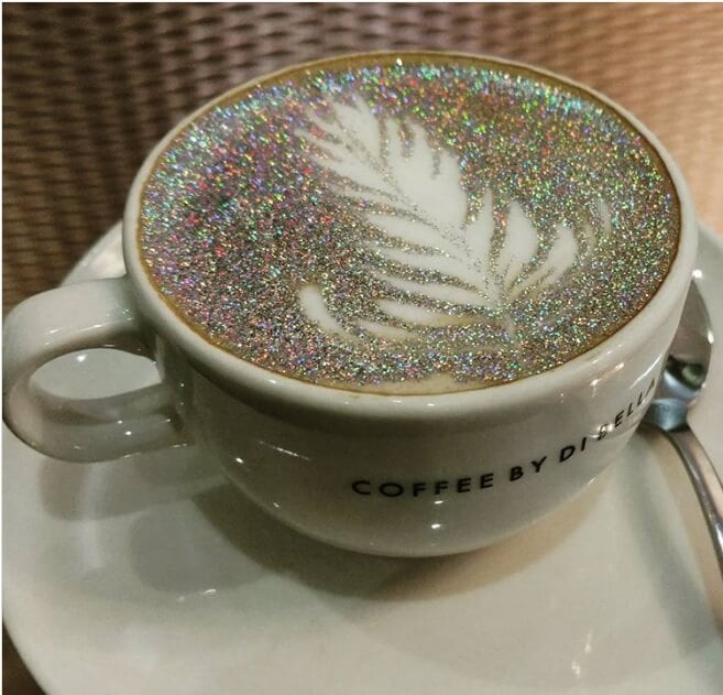 印度自備「Kirakira+」的Glitter Cappuccino真的超級 bling bling 。圖片來源:IG@supri_30