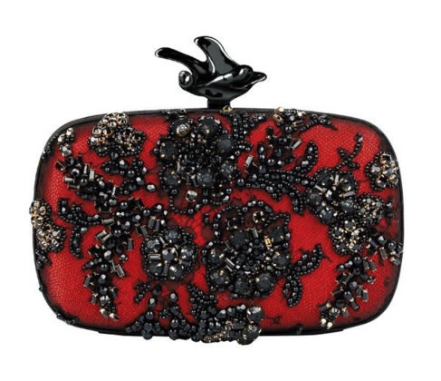 蕾絲包覆潑辣的紅色，以閃耀的珠珠混和金屬在蕾絲上作畫，創造華麗辛辣風。未定價/Givenchy by 團團精品