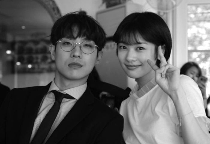 因電視劇《爸爸好奇怪》結緣的李準和庭沼珉，在今年年初被韓國D社公開了兩人在路上約會的照片後便大方公開了戀情。（圖片來源：IG@eechangsun27）