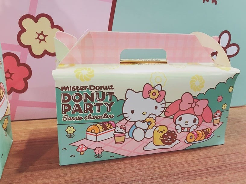 三麗鷗聯名第二波推出造型甜甜圈「Hello Kitty 繽紛魔法棒」＆「Hello Kitty 星空魔法棒」搭配三麗鷗系列野餐墊、環保杯、野餐籃。