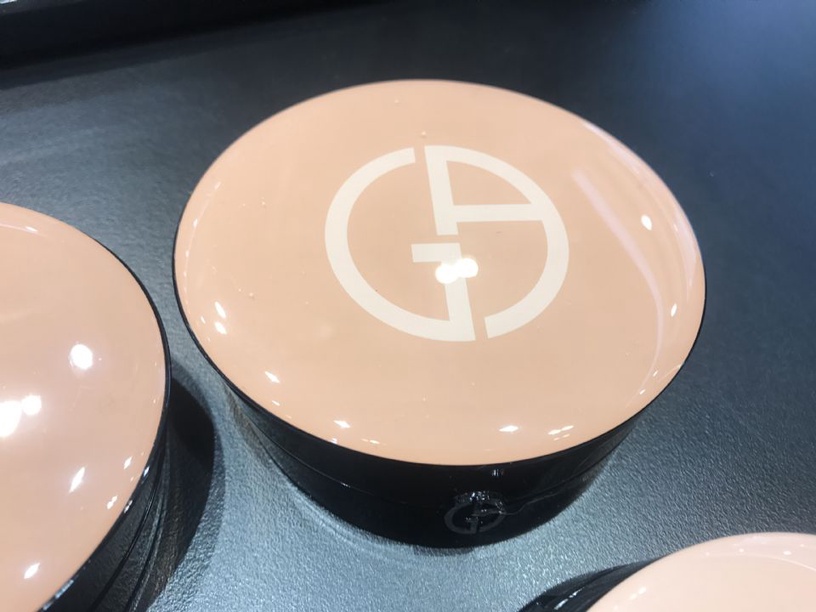 Giorgio Armani全新「輕紗裸光慕斯蜜粉餅」創造零卡粉、零結塊妝容。共6色3.5g/NT$2,600  