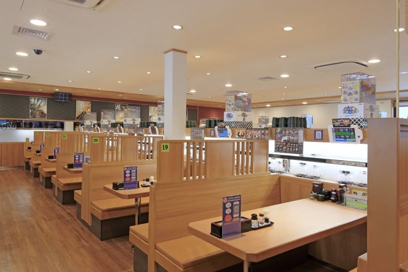 【藏壽司】藏壽司重視顧客在店中的用餐過程，取得台日專利的半自動式保鮮蓋「鮮度君」、平板電腦點餐搭配高速輸送帶