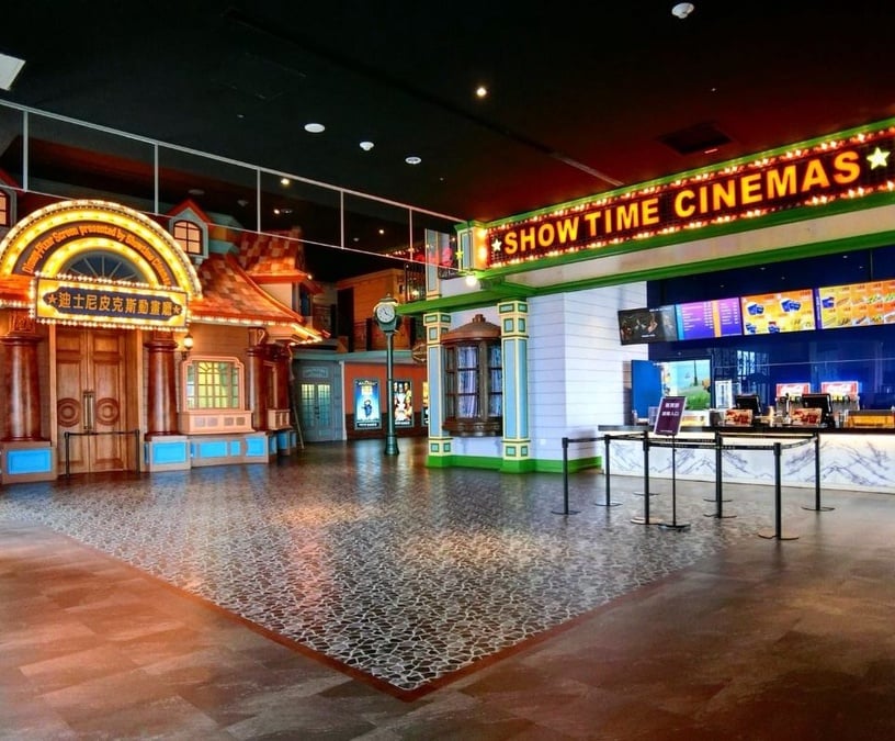 購買「迪士尼皮克斯動畫廳」的票券就能進入專屬影廳，電影院裡將周圍設計成相關場景，只會播放迪士尼專屬的動畫影片。圖片來源：台中站前秀泰影城ＦＢ