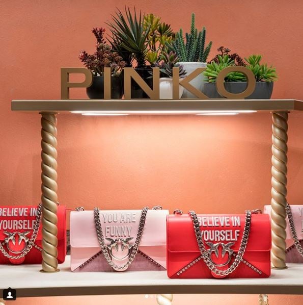 PINKO
凡人版酒神包好看又實用
這個來自義大利的少女輕奢品牌Pinko，具有浪漫迷人的少女風情和獨具個性的創新設計，尤其他們的包包說是近年大賣！