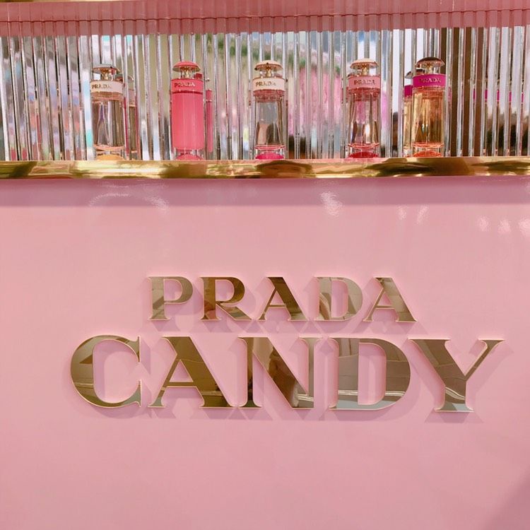 Prada的candy系列又有新成員啦~~~ 叫做Candy軟糖小姐淡香精，是不是很可愛呢? 這次將推出非常糖果感的快閃店，還有精彩活動，快跟小編一起去打卡吧~~