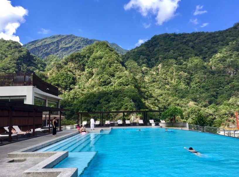太魯閣晶英酒店的無邊際泳池景色超美！
