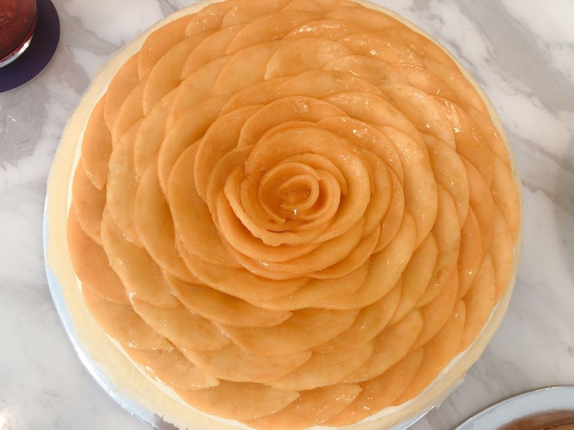 芒果千層蛋糕上方的芒果擺的就像朵玫瑰花，相當美麗。