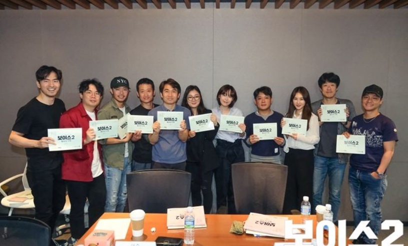 OCN出品的超夯韓劇《Voice》要以第二季回來了！本月8日時，OCN官方劇組發出了演員們讀台本的現場影片，吸引了大家的注目。