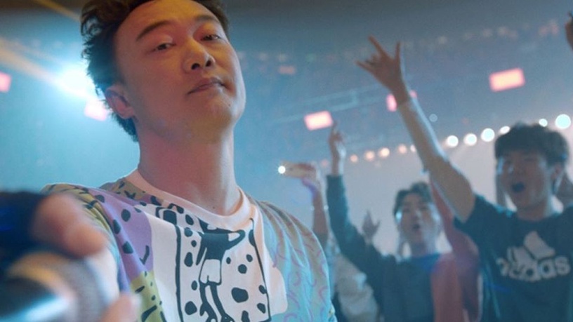 陳奕迅在廣告中擔任表演主持人，激發觀眾熱血。