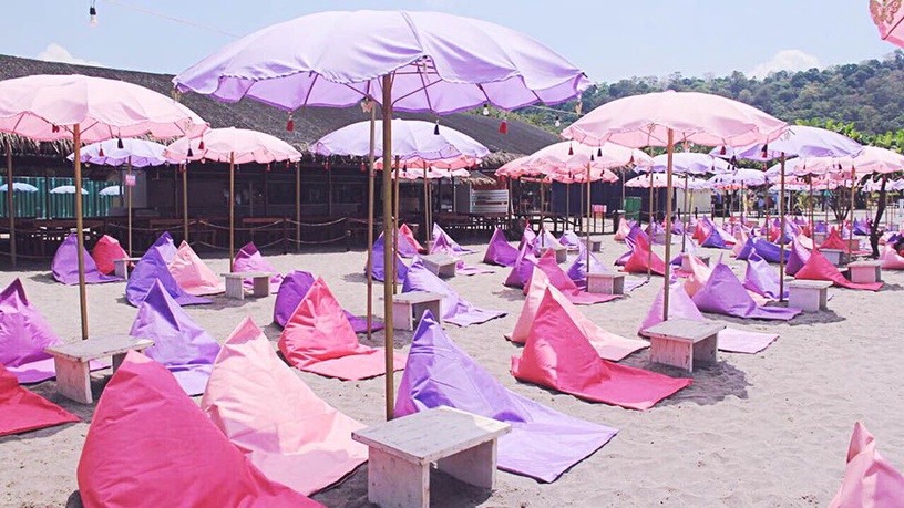 全亞洲最大的水上遊樂場，位於菲律賓的「Inflatable Island」佔地3400方米，相當於8個籃球場大小，可以和漂浮充氣動物如獨角獸、紅鶴、龍等拍出IG爆讚美照，超粉嫩休息區讓妳還能海灘上面的陽傘下面享受飲料以及食物。