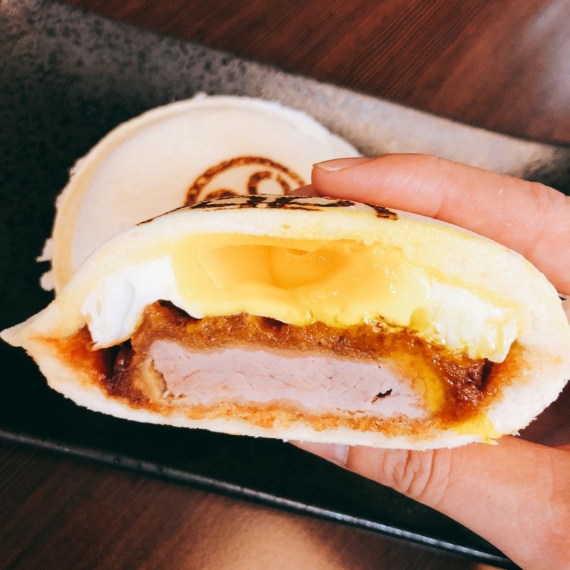 口袋三明治則是使用日本進口的機器進行包壓，一口咬下就可以吃到滿滿的肉香與醬汁，美味的令人讚賞。