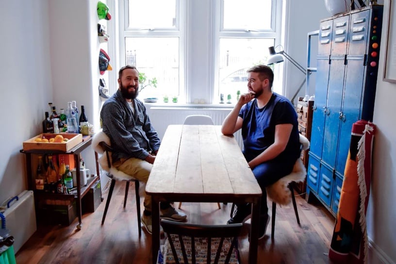 Michael（右）與Mark（左）在他們的英國公寓內合影。此張木桌是Michael最初拍攝對稱早餐的背景。
圖片來源：http://fellowresident.com/