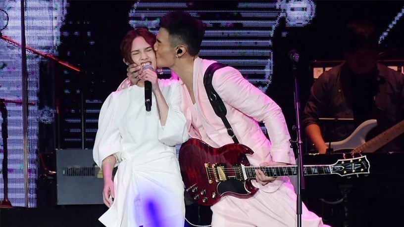 去年在李榮浩演唱會上，他當眾霸吻楊丞琳。