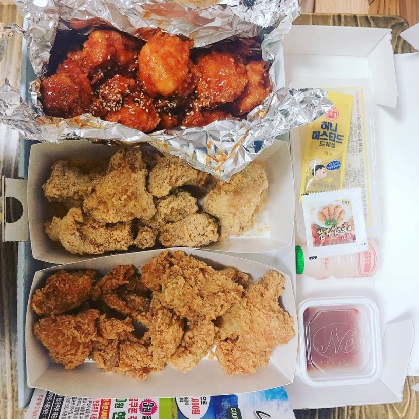由韓國綜藝天王劉在錫代言超過10年的NENE炸雞，是RM飯在韓國絕對不能不吃的炸雞店，跟其他韓國炸雞店最不一樣的就是推出了「半半半炸雞」！
