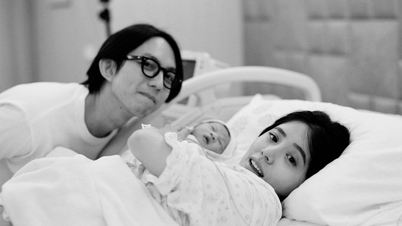 林宥嘉3日在臉書宣布兒子酷比誕生，開心曬出一家三口的照片。