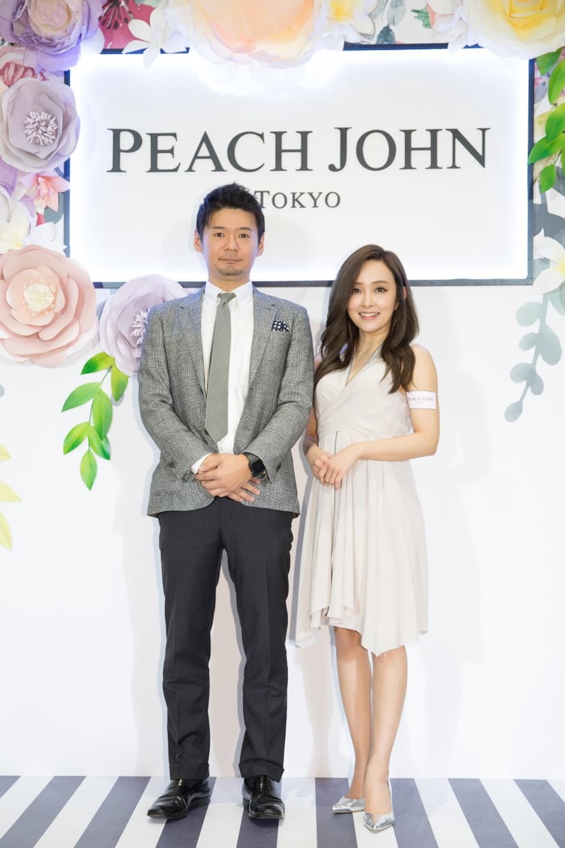 愛紗出席PEACH JOHN春季新品上市發表會與總經理河野準合照。