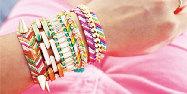 王曉萍戀上FB! Friendship bracelets not Facebook!
