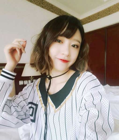 Hani魅惑系眼妝來了!比皮卡丘的十萬伏特還電啊~~