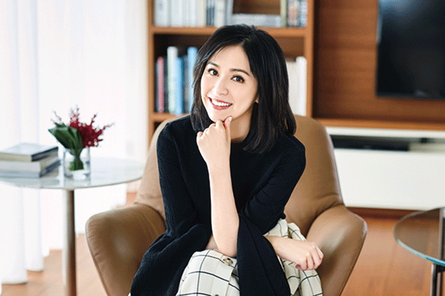 蔡依珊:「擁有彈潤光透美肌的捷徑,就是『+』這瓶秘密武器!」