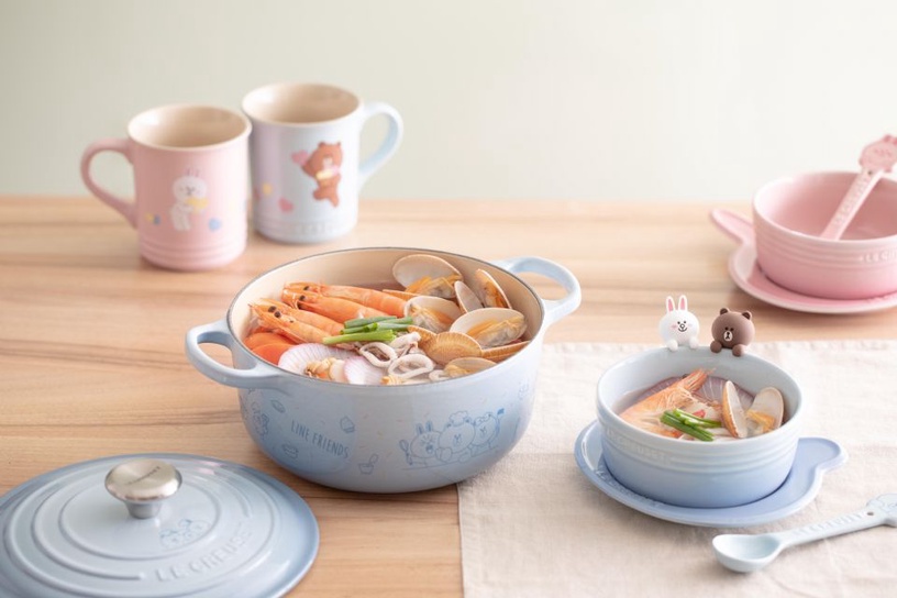 Le Creuset x LINE FRIENDS聯名餐具,年末就讓熊大、兔兔攻佔你家廚房!