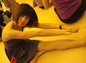 正妹愛瑪教妳瘦!一起來作YOGA按摩【PR】
