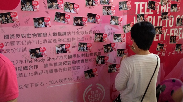 <瘋美妝週報> 保養也能愛地球★法國甜心超模完美演繹雅詩蘭黛首支彩妝廣告