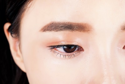 ng1 极浓黑眉 下手太重让两条眉毛好黑好明显,远远就看到两条眉,让人