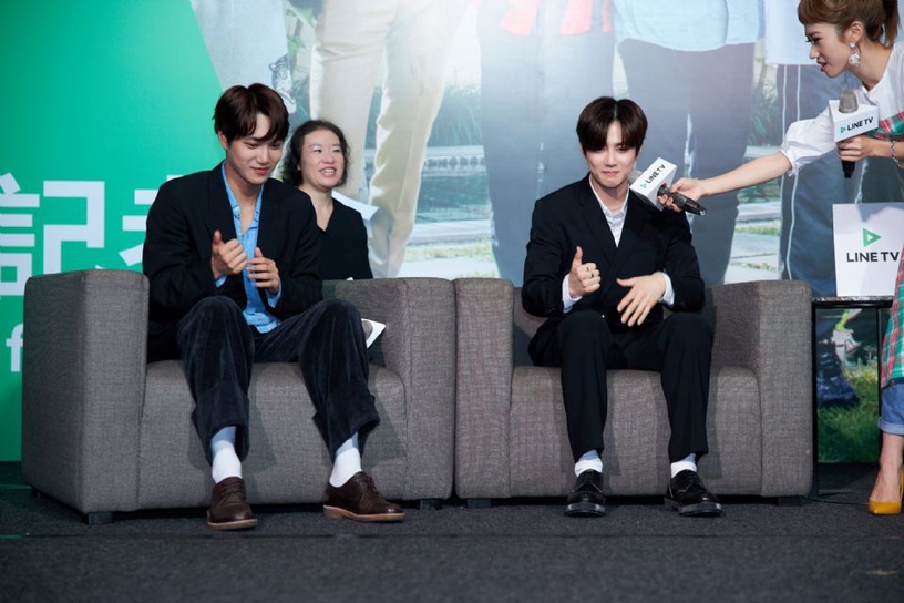LINE TV《EXO的爬梯子世界旅行 》慶功記者會,Suho、Kai學台語笑到癱坐沙發上