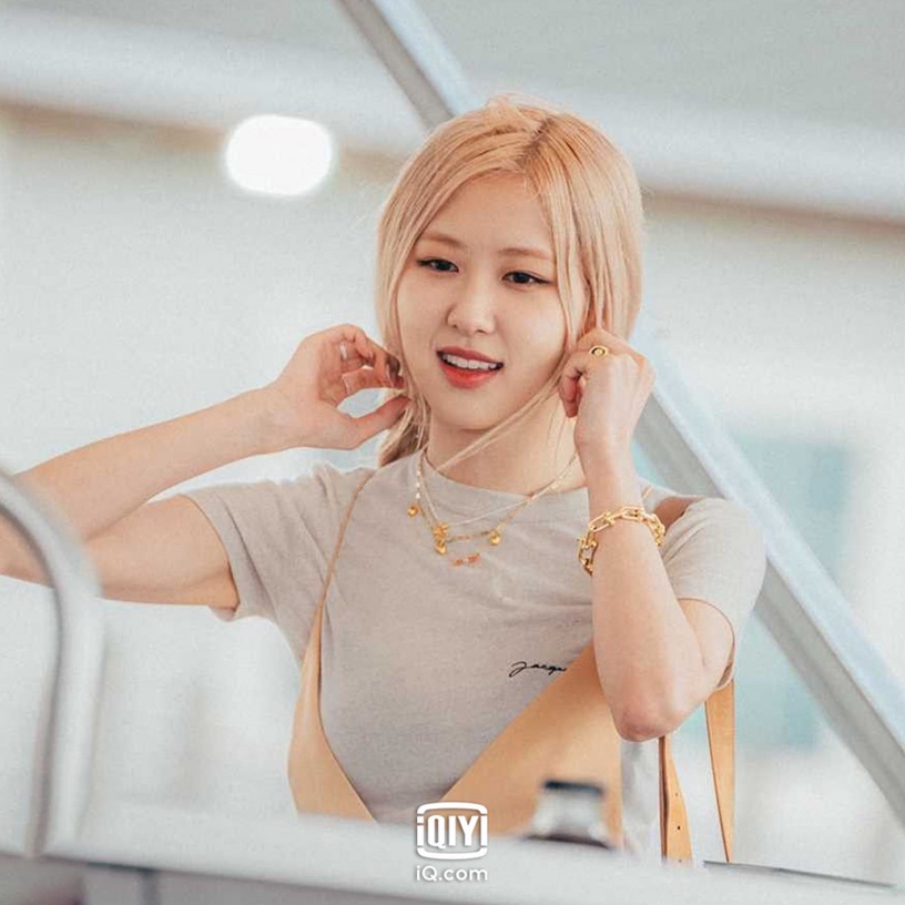 ROSÉ《盼望的大海》擔任工讀生搶著洗碗超可愛!溫柔嗓音自彈自唱實在太好聽了!