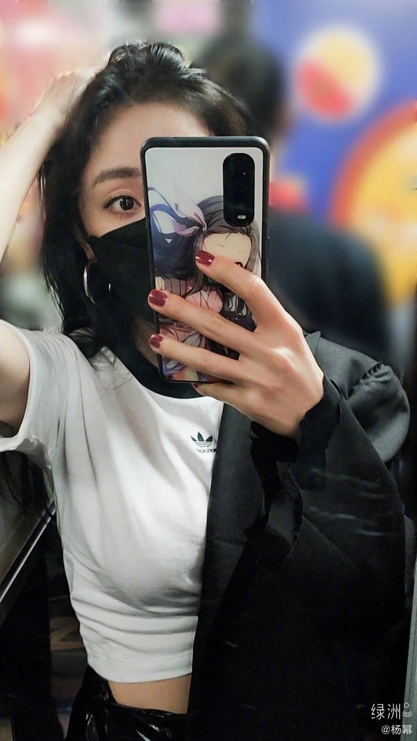 明星手機殼公開!譚松韻自戀又可愛、趙露思&楊冪手機殼少女,宋威龍鬍渣自拍好衝擊