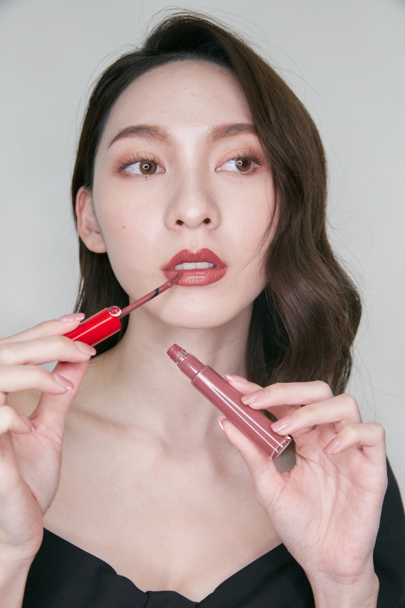 全新奶霜狀【亞曼尼訂製裸粉腮紅】透出唯美氣色,搭唇萃訂製浪漫系列,週慶必須全包色