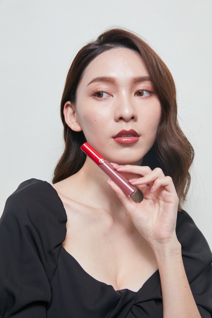 全新奶霜狀【亞曼尼訂製裸粉腮紅】透出唯美氣色,搭唇萃訂製浪漫系列,週慶必須全包色