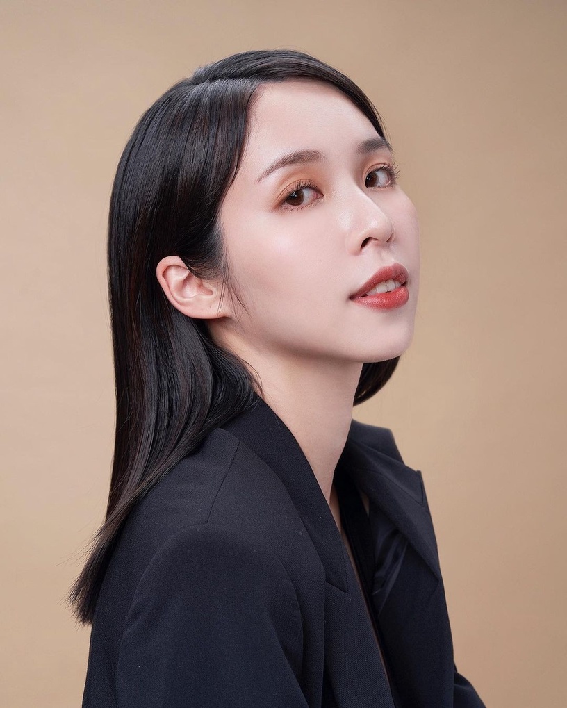 亞曼尼全新A+底妝王者!全新升級水慕斯聯手輕透亮高光持妝蜜粉餅,打造夏日淨透精緻臉
