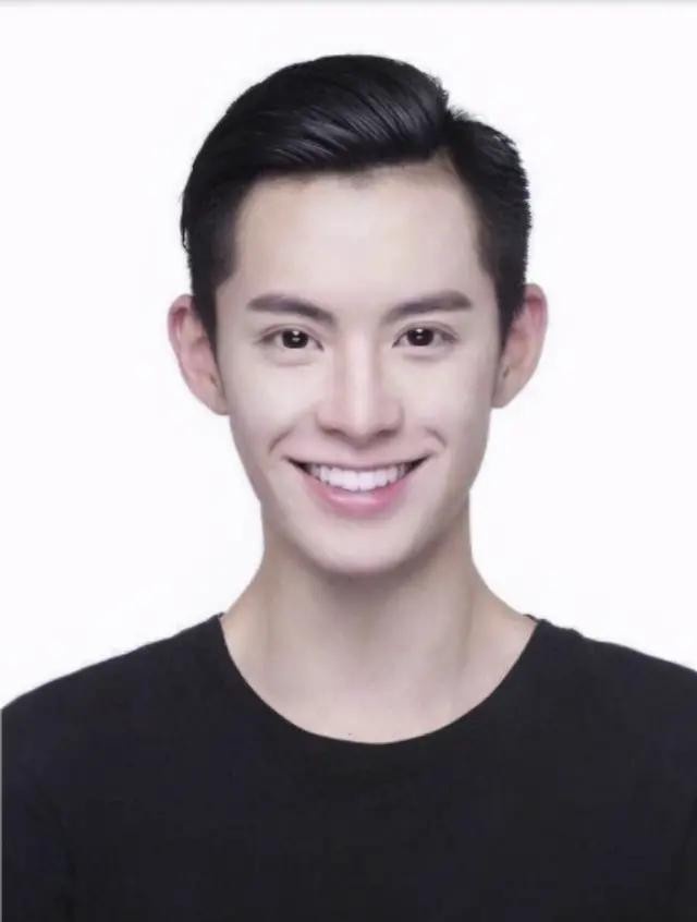 10位陸劇男星「證件照」!肖戰、楊洋、龔俊一樣帥,吳磊燦笑陽光,王鶴棣卻自帶喜感?
