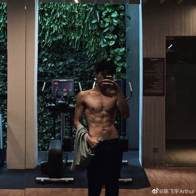 《點燃我,溫暖你》陳飛宇的10件事!爸爸陳凱歌、表哥陳赫,網路迷因「阿瑟」這樣來的