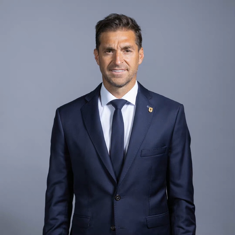 烏拉圭教練「Diego Alonso」8件事!世足賽標配西裝+大長腿迷翻全場、貝克漢曾是他老闆