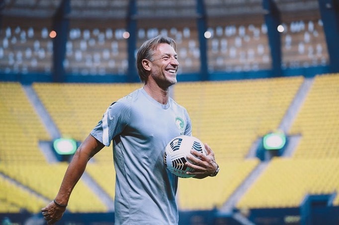 阿拉伯教練「Herve Renard」8件事!神似連恩尼遜、白襯衫是招牌,曾當過8年清潔工!
