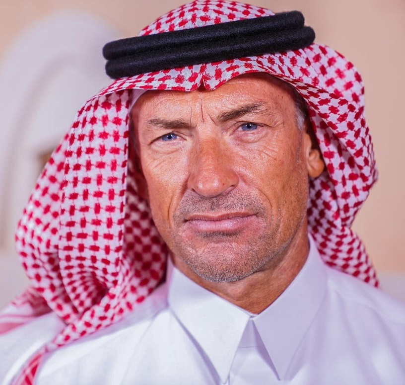 阿拉伯教練「Herve Renard」8件事!神似連恩尼遜、白襯衫是招牌,曾當過8年清潔工!